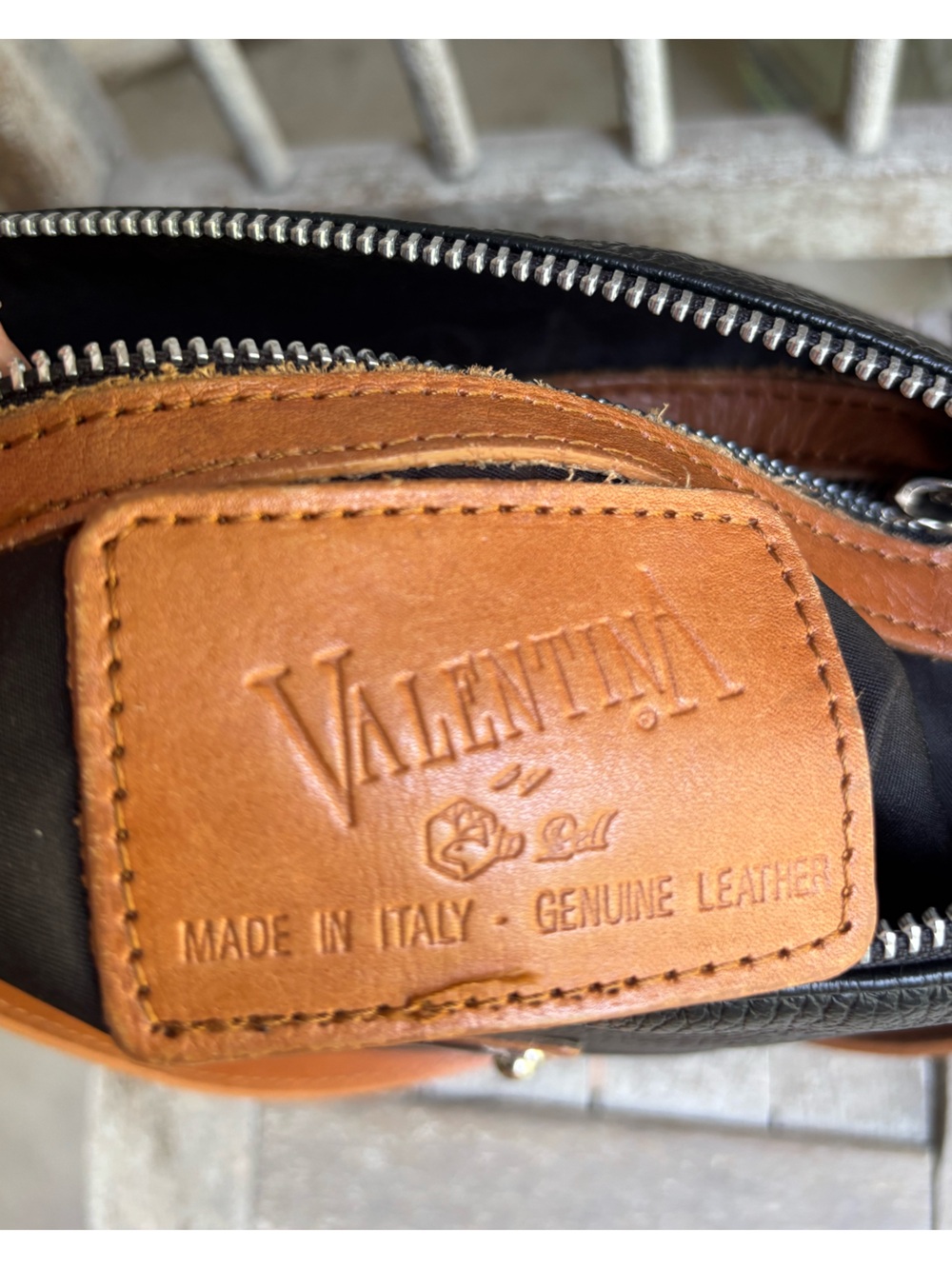⭐️VALENTINA⭐️ Black 🖤 Tan Pebbled Leather Shoulder Bag - Picture 2 of 10